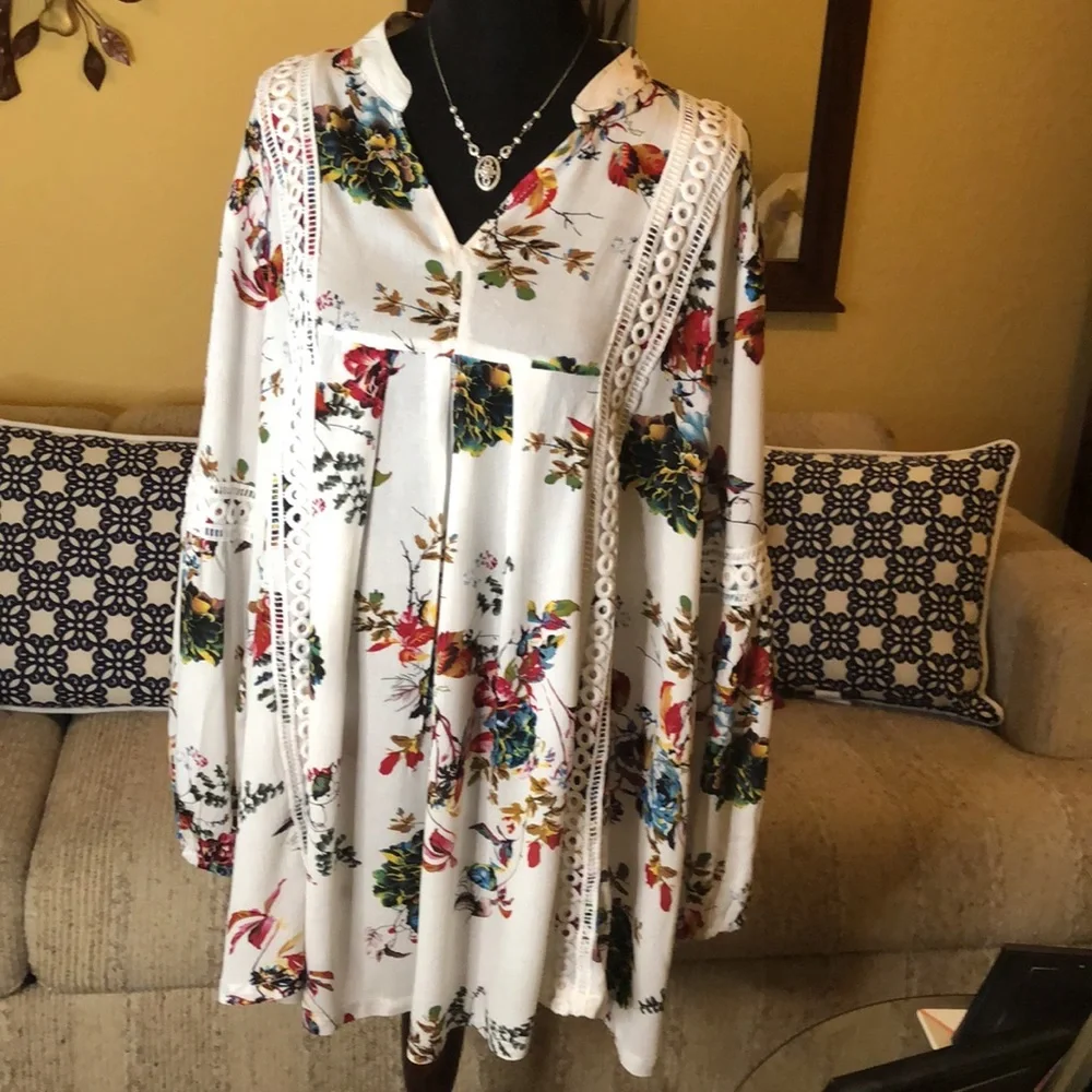 Beautiful White and Floral Eyelet Trim Tunic Top - Large - Picture 1 of 9